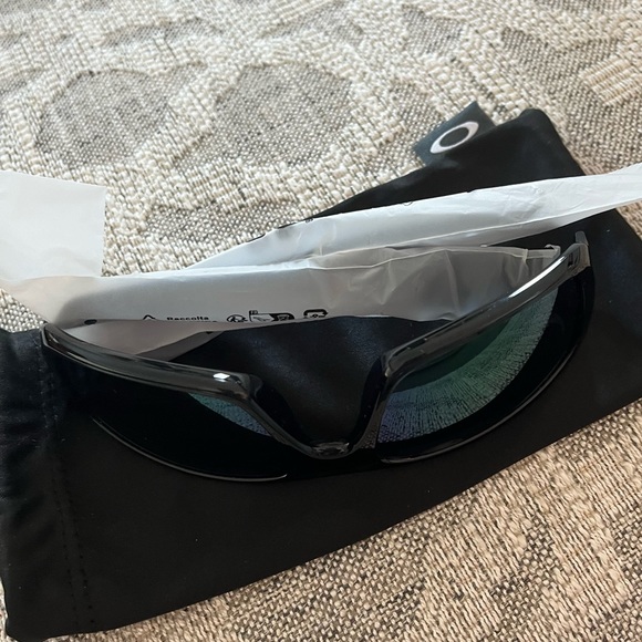Brand new Oakley Crankshaft sunglasses. - Picture 3 of 6